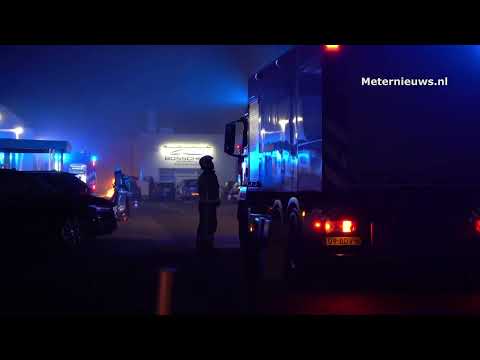 Auto bij garage in lichter laaie in Tynaarloo