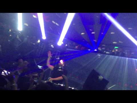 Morgan Page performs a mashup of his hit single Fight For Your with W&W's new Single Thunder