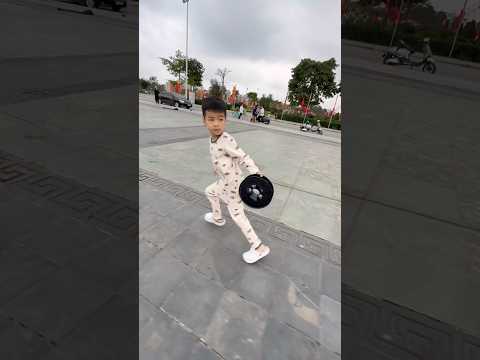 Thả diều cậu bé chạy kéo diều bay lên bất ngờ tuột tay diều tí bay mất..#patang #layangan #kite