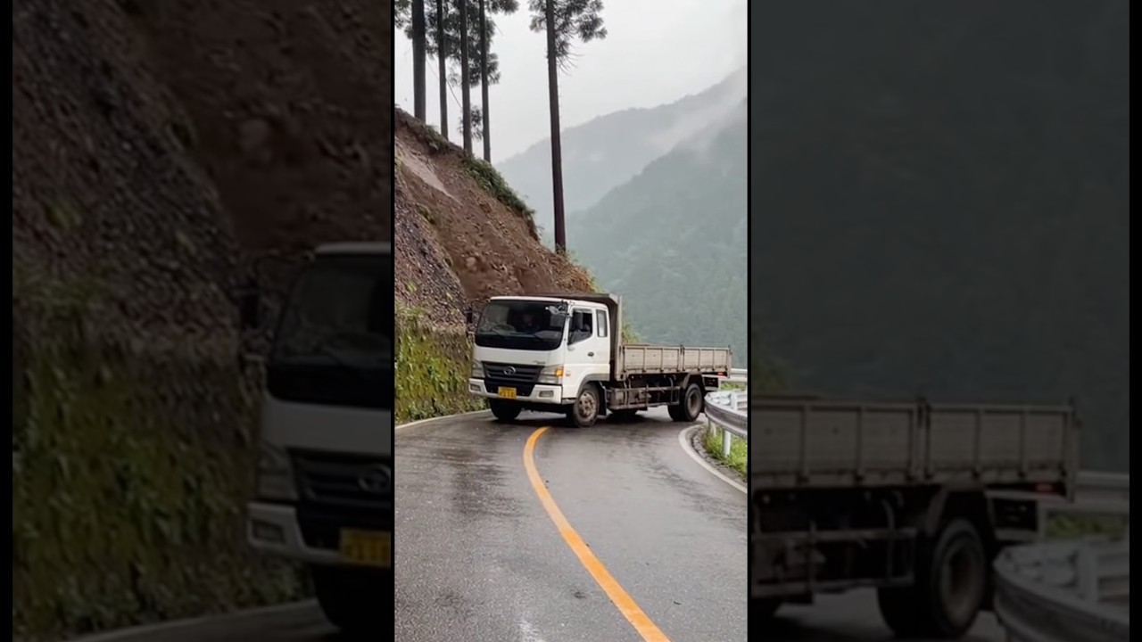 急に飲まれた… #automobile #トラック　#土砂崩れ #事故