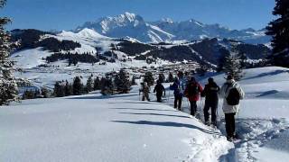 preview picture of video 'Raquettes aux Saisies avec Anne-Marie, face au Mont Blanc.mov'