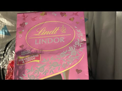 Lindt Lindor White Chocolate Strawberry &Cream Truffles