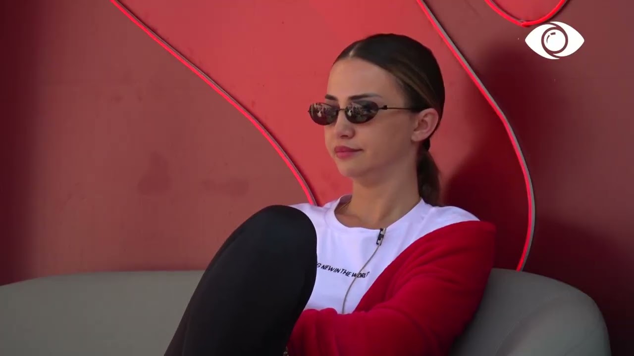 Efi dhe Kiara konsumojnë kafen së bashku, por nuk flasin me njëra-tjetrën