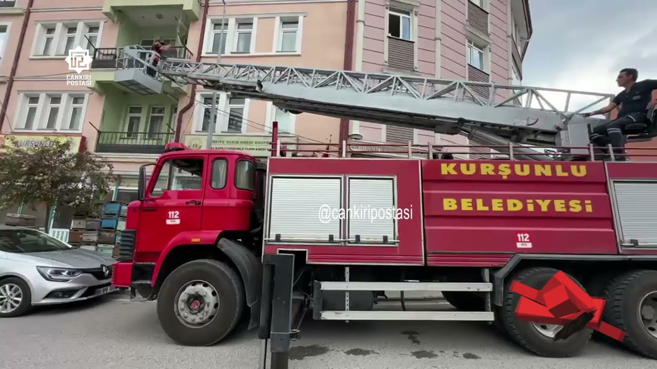 Balkonda fileye takılan güvercin itfaiye ekiplerince kurtarıldı