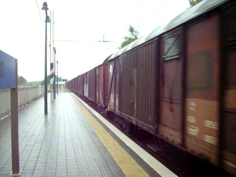 E655 475 in transito con un merci