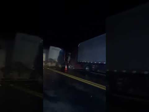 Batida entre 3 caminhões, na BR-135, ontem à noite em Engenheiro Navarro MG deixou 1 vítima fatal