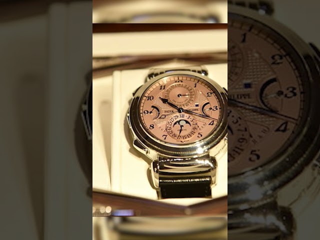 Vídeo relacionado con ROUHO Caja de Reloj de Madera Estuche de Reloj Individual con Cojín Suave e Interior Liso Borde Pulido Almacenamiento Cuidado para Patek Philippe Calatrava