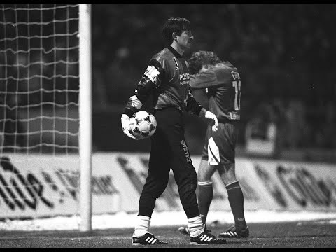 Dynamo classic - The Russian stands still like Lenin in Red Square