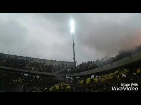 "Hinchada de Peñarol vs defensorto 7ta fecha del torneo intermedio!" Barra: Barra Amsterdam • Club: Peñarol • País: Uruguay