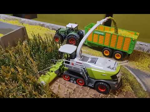 Hirschhausen(2) Siku Control Claas Jaguar Maishäcksler Fendt Vario RC auf  Diorama bei Maissilage