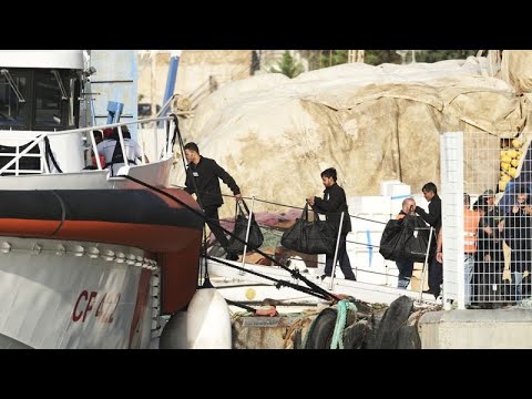 Migranten kehren aus Albanien nach Italien zurück