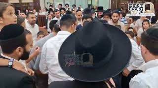 מנהיג הדור מרן הגר"י יוסף שליט"א בכניסה וביציאה מבית המדרש הגדול של חסידי בעלזא בחיפה (מורשת מרן) - התמונה מוצגת ישירות מתוך אתר האינטרנט יוטיוב. זכויות היוצרים בתמונה שייכות ליוצרה. קישור קרדיט למקור התוכן נמצא בתוך דף הסרטון