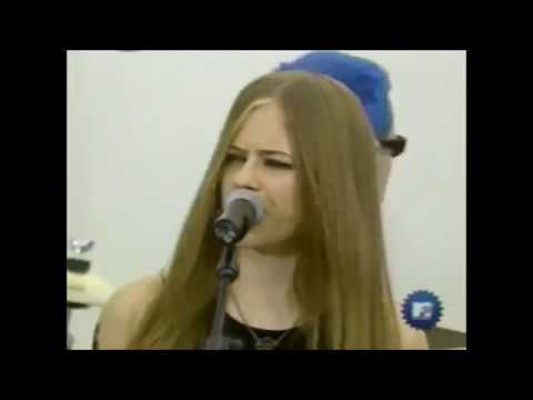 The First Time Avril Lavigne Sang 'Complicated' on TV