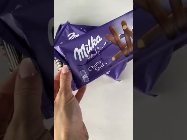 Vídeo relacionado con Milka Choco Sticks Palitos de Galleta Cubiertos de Chocolate con Leche de los Alpes, 112g