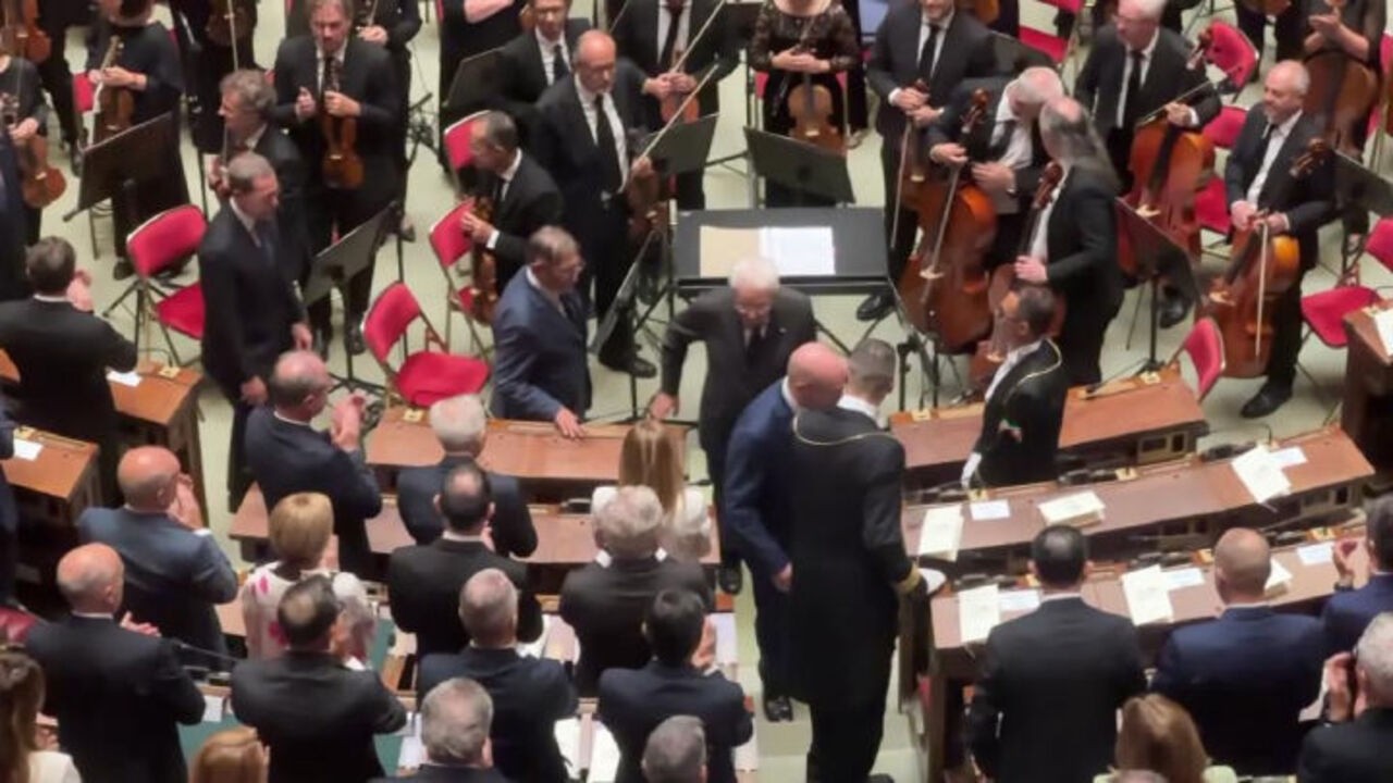 80 anni Costituente, stretta di mano tra Mattarella e Meloni dopo discorso Presidente Repubblica