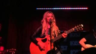 Kelsea Ballerini sings &quot;Stilettos&quot; live at Whiskey River