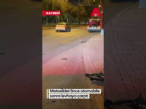 Motosiklet önce otomobile sonra levhaya çarptı
