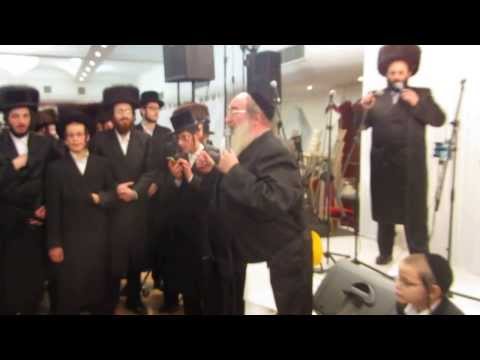 Spinka Rebbe (B"B) singing Shabbos Iz Fein by Biale wedding in London
