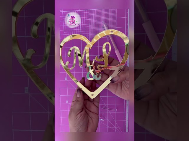 Vídeo relacionado con ADOREI Topper de Tarta Personalizado en Madera MDF com nombre y Edad para Tartas de Cumpleaños Eventos Decoración de Fiestas Bodas y Bautizos Cupcake Comunions Regalo Handmade Laser cut