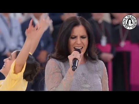 Diana Navarro canta 'Alza la mirada' frente al Papa y emociona en el Bernabéu