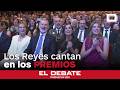 Los Reyes acompañan a Luz Casal y a Soleá Morente y tararean «Un nuevo día brillará»