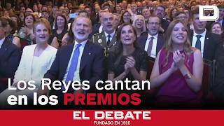 Los Reyes acompañan a Luz Casal y a Soleá Morente y tararean «Un nuevo día brillará»