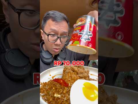 Antara menikmati suasana restoran yang cozy atau menggigit nasi goreng kaki lima yang bikin nagih, mana pilihanmu? 😋🍽️