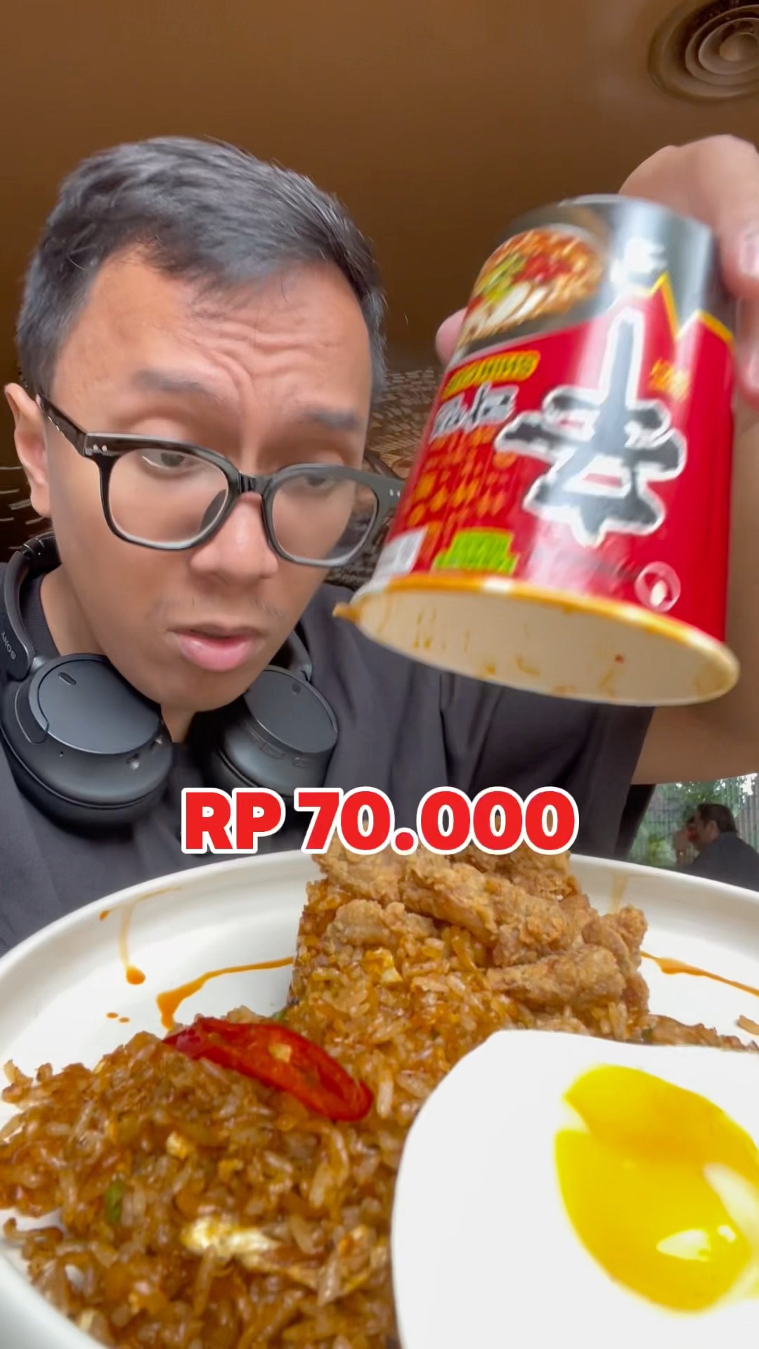 Antara menikmati suasana restoran yang cozy atau menggigit nasi goreng kaki lima yang bikin nagih, mana pilihanmu? 😋🍽️