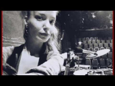 Floralili - 'Asszony a Fronton' // 'One Woman in the War' - Komédiás Kórus (theatre music)