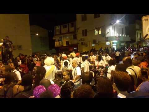 Parade de rue carnaval Martinique  2017 majorettes flammes