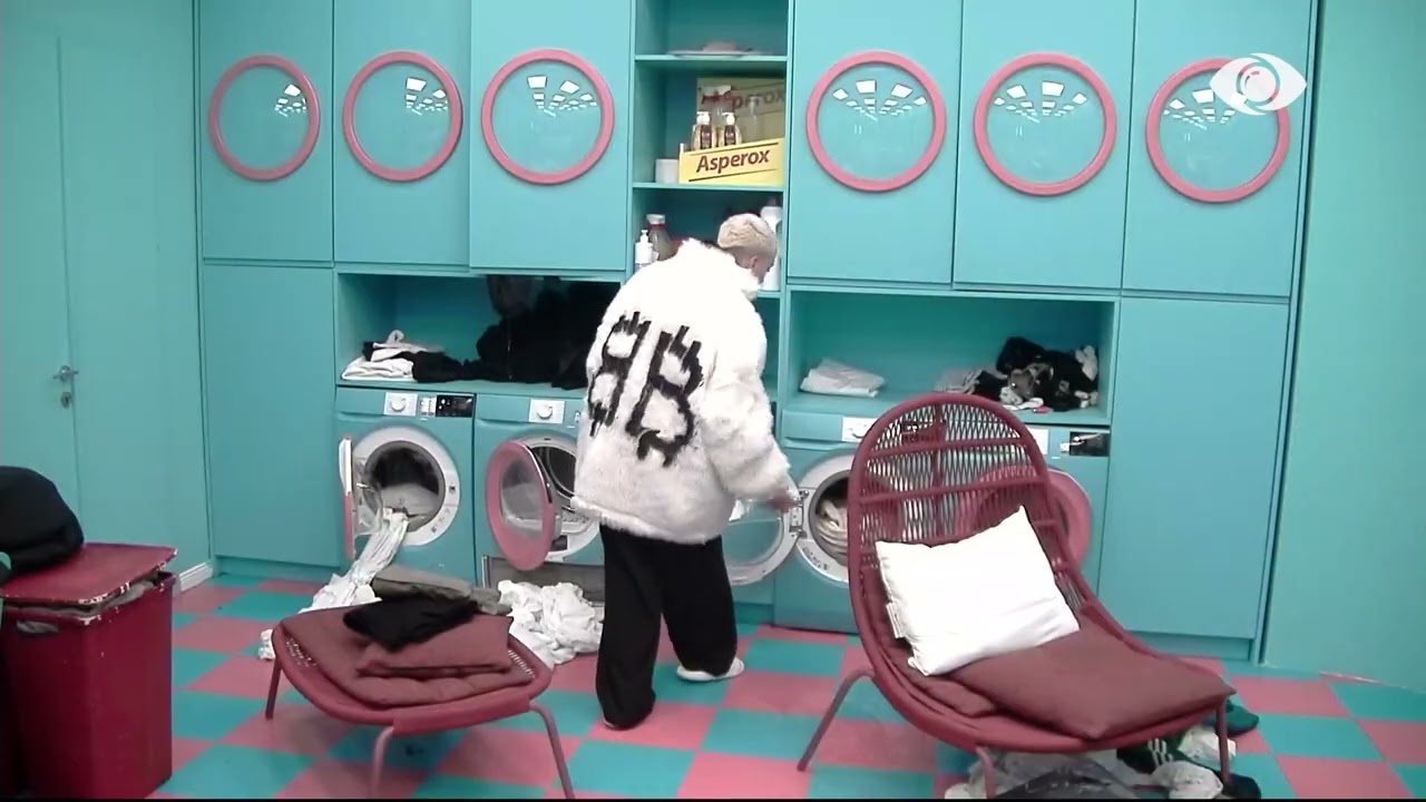 “O Gerta Gixhari, o hardhucë…”/ Gjesti rregullon rrobat në lavanderi