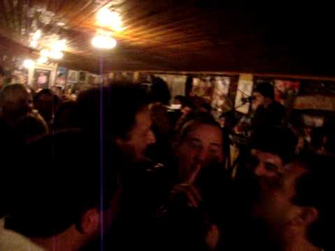 Alcides canta  violeta con los satur.