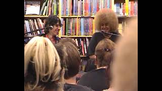 Moldy peaches - Nothing came out - Live at Borders book store London 28 June 2001