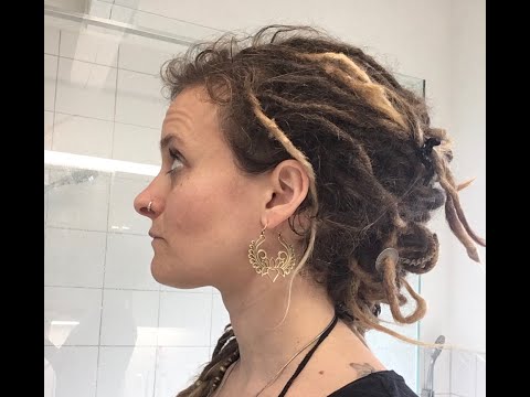 Knotenfrisur mit Dreads