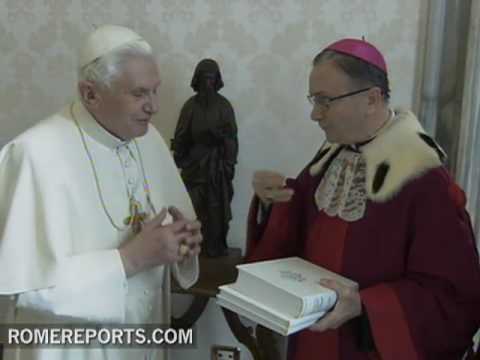 Pope asks Roman Rota to encourage couples to stay married, avoid annulments