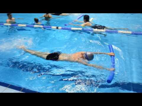 Victor invata sa inoate corect craul