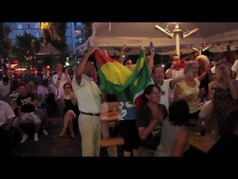 Leopoldstraße feiert Fussball WM-Spiel um den 3. Platz am 10.07.2010