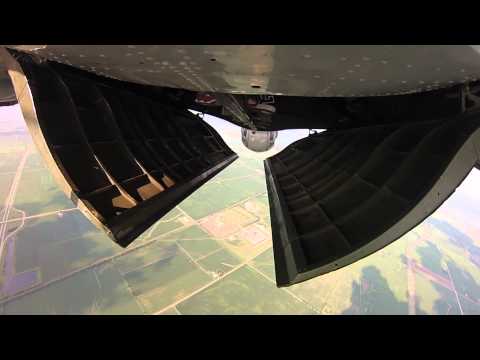 Saltos de paracaidismo desde un bombardero B-17 Flying Fortress hqdefault - Saltos de paracaidismo desde un bombardero B-17 Flying Fortress