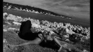 On dort toujours tout seul Music Video