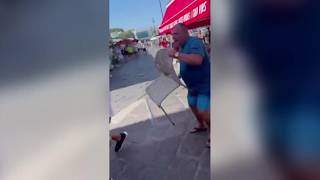Volano sedie e pugni per le stradine di Capri: la rissa tra turisti e venditori di souvenir