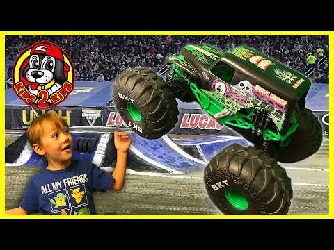Monster Jam Truck Toys - MEGA Grave Digger RC Truck at the SKATE PARK (with FREESTYLE HIGHLIGHTS!!)