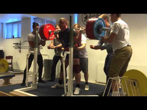 Powerlifting accident almost crushed by 370kg in failed squat