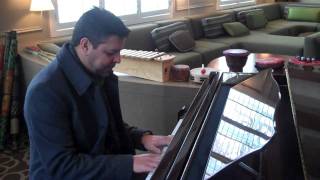 Luis Enrique interpretando el piano