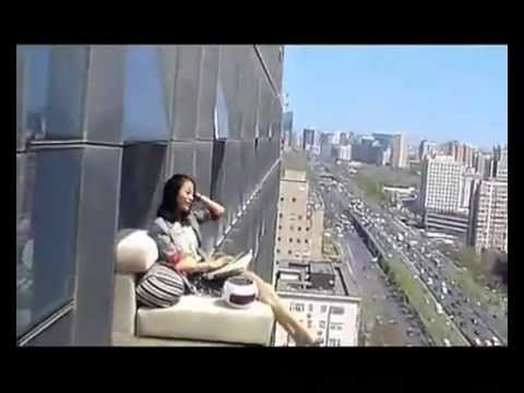 Ragazza prende il sole sospesa nel vuoto