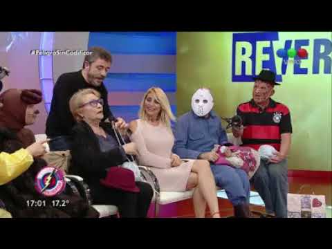 Delia la enseña a tejer a Vicky Xipolitakis - Peligro Sin Codificar 2017