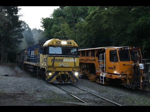 Pacific National 3AM5 NR22 NR61 G537 Mt Lofty and Nairne showing Ventia Tamping and Spreader machine