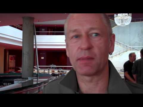 Jörg Heinrich Benthien plays two extreme roles in "Nackt"