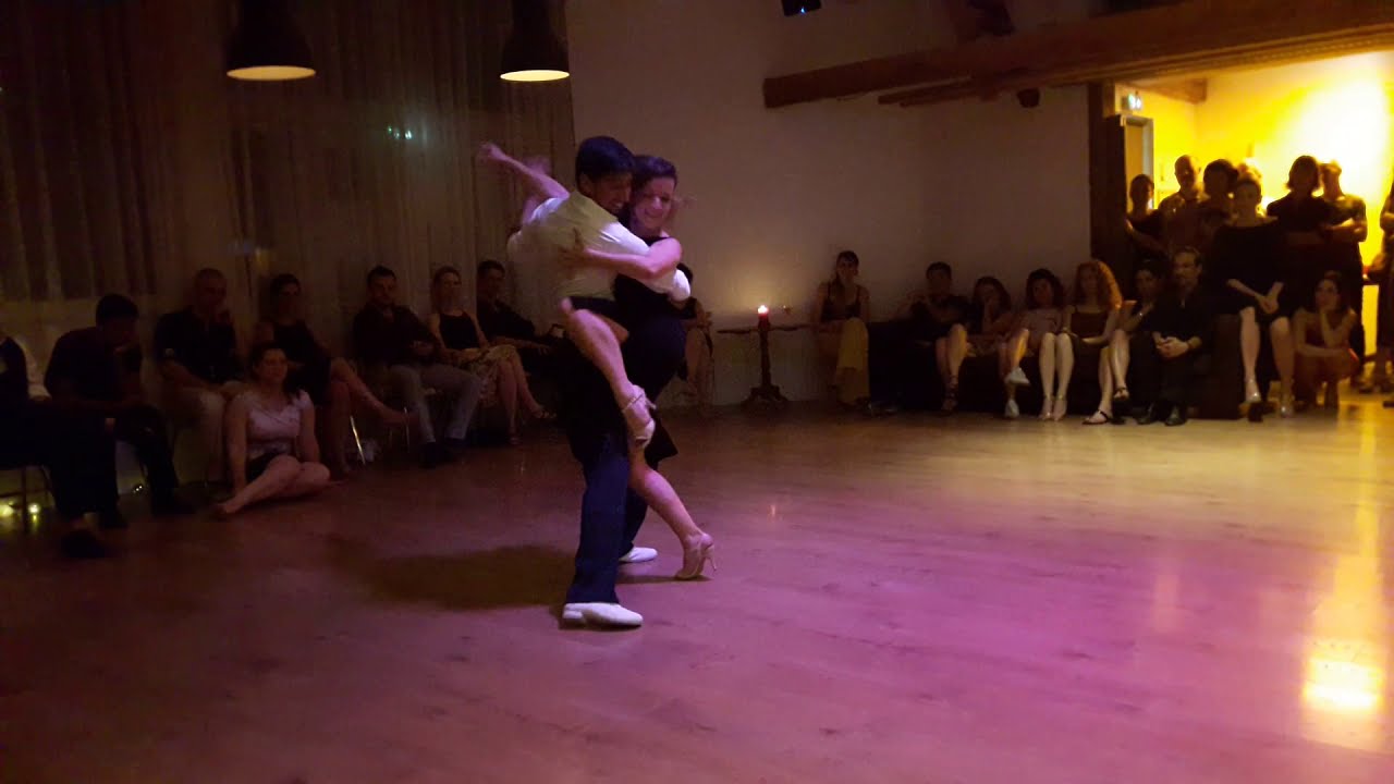 Katia Semenova et Roque Bravo dansent sur la milonga Ella Es Asi