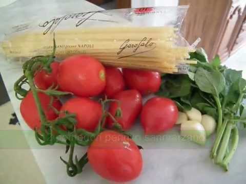 Spaghetti col pomodoro (Pasta c'a pummarola 'ncopp)