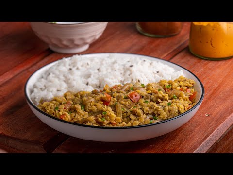 Indischer roter Linsen Dal mit Zwiebeln und Tomaten - Vegan Rezept - Linseneintopf